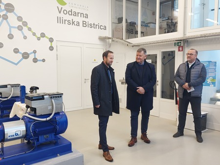 Župan Gregor Kovačič, minister Aleksander Jevšek in direktor Komunale Ilirska Bistrica Tomaž Umek v vodarni